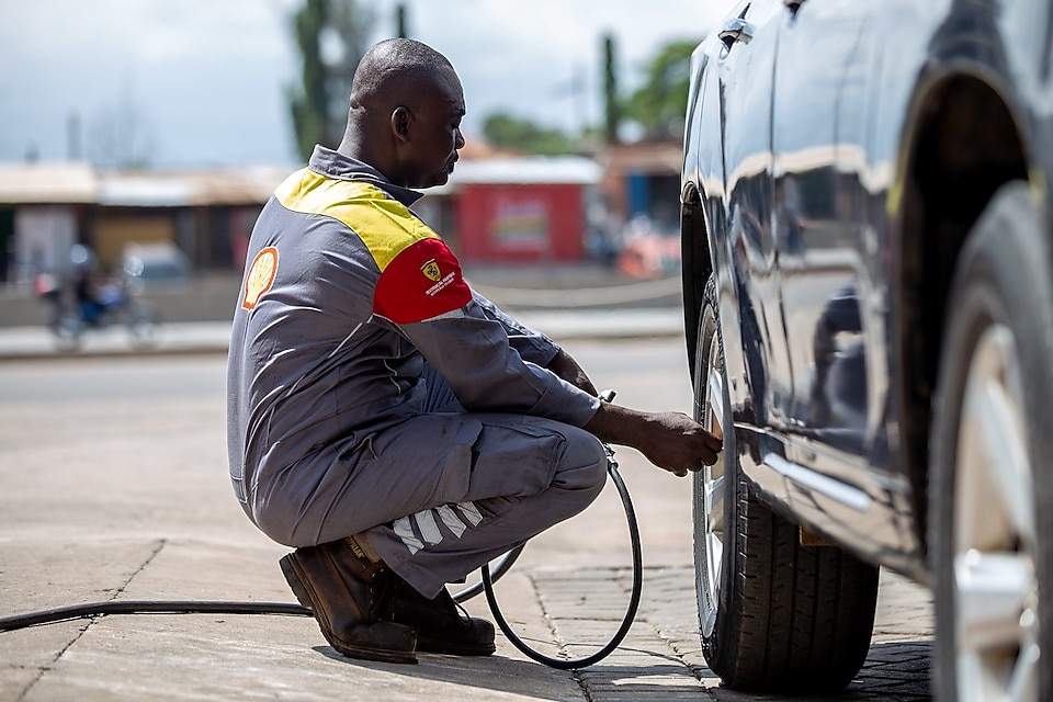 Shell assistant checking tyre pressure