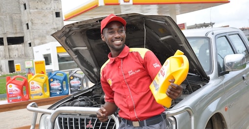 Shell assistant on the forecourt with a customers vehicle
