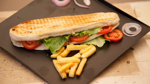 sandwich and crisps