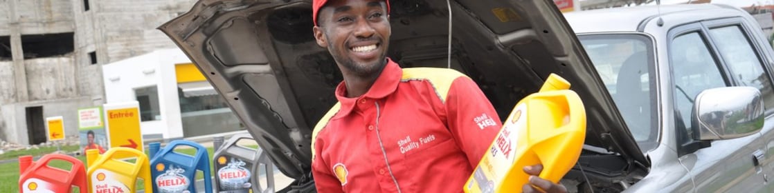 Shell assistant on the forecourt with a customers vehicle