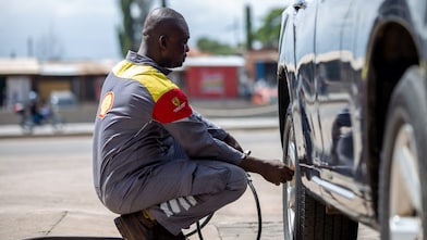 Shell assistant checking tyre pressure